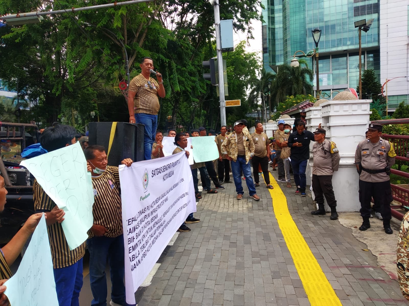 Polisi Kawal Aksi Demo Massa DPD Satgas Senopati di Kantor Walikota Medan