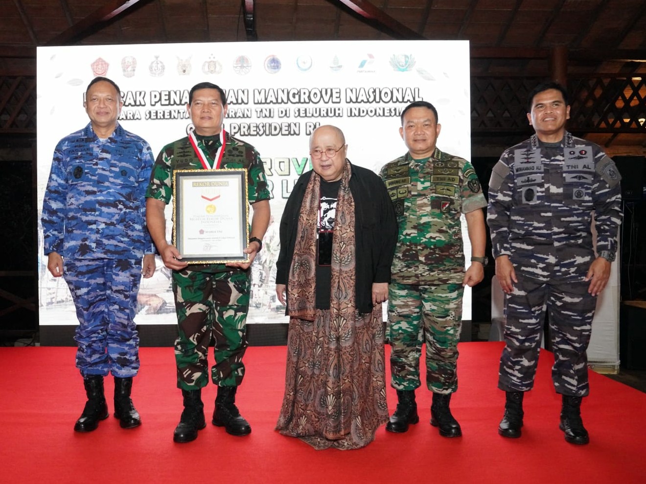 Tanam Mangrove Secara Serentak, Mabes TNI Raih Rekor Muri