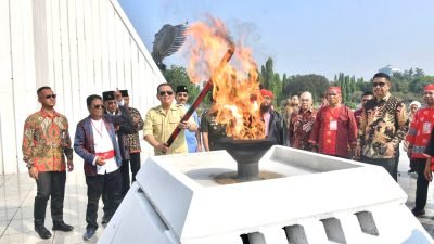 Nyalakan Obor di Peringatan HUT ke-206 Pahlawan Nasional Pattimura, Bamsoet Minta Generasi Muda Teladani Semangat Juang Pattimura