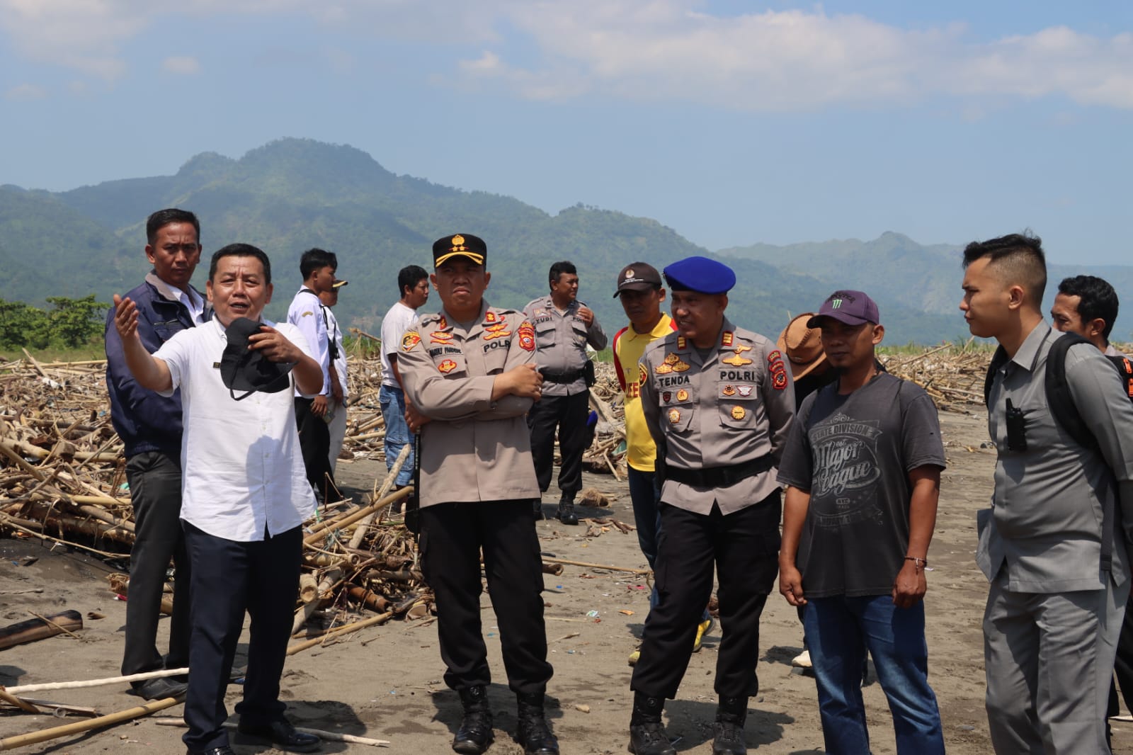 Tumpukan Sampah Dipantai Palanca Simpenan Sukabumi Viral, Ini Respon Kapolres Sukabumi 