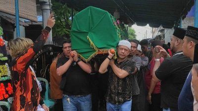 Pelayat dan Karangan Bunga Banjiri Rumah Duka "Ketua Pewarta Gotong Jenazah Ibunda "