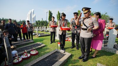 Jelang HUT ke-77 Bhayangkara, Kapolri dan Jajaran Ziarah ke TMP Kalibata