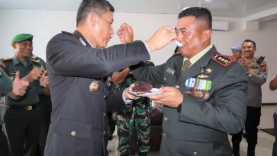 HUT Bhayangkara Ke-77, Dandim 0201/Medan Bersama Kasdim Beri Surprise Untuk Kapolrestabes Medan