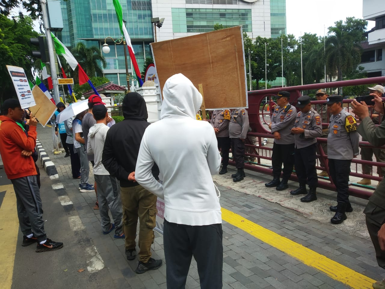 Polrestabes Medan Amankan Unras Pengungsi Afghanistan di Kantor Wali Kota Medan