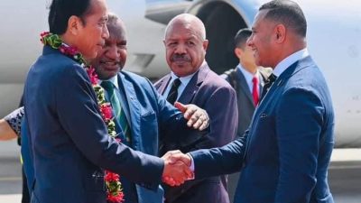 Tiba di Port Moresby, Presiden Jokowi Disambut Perdana Menteri Marape