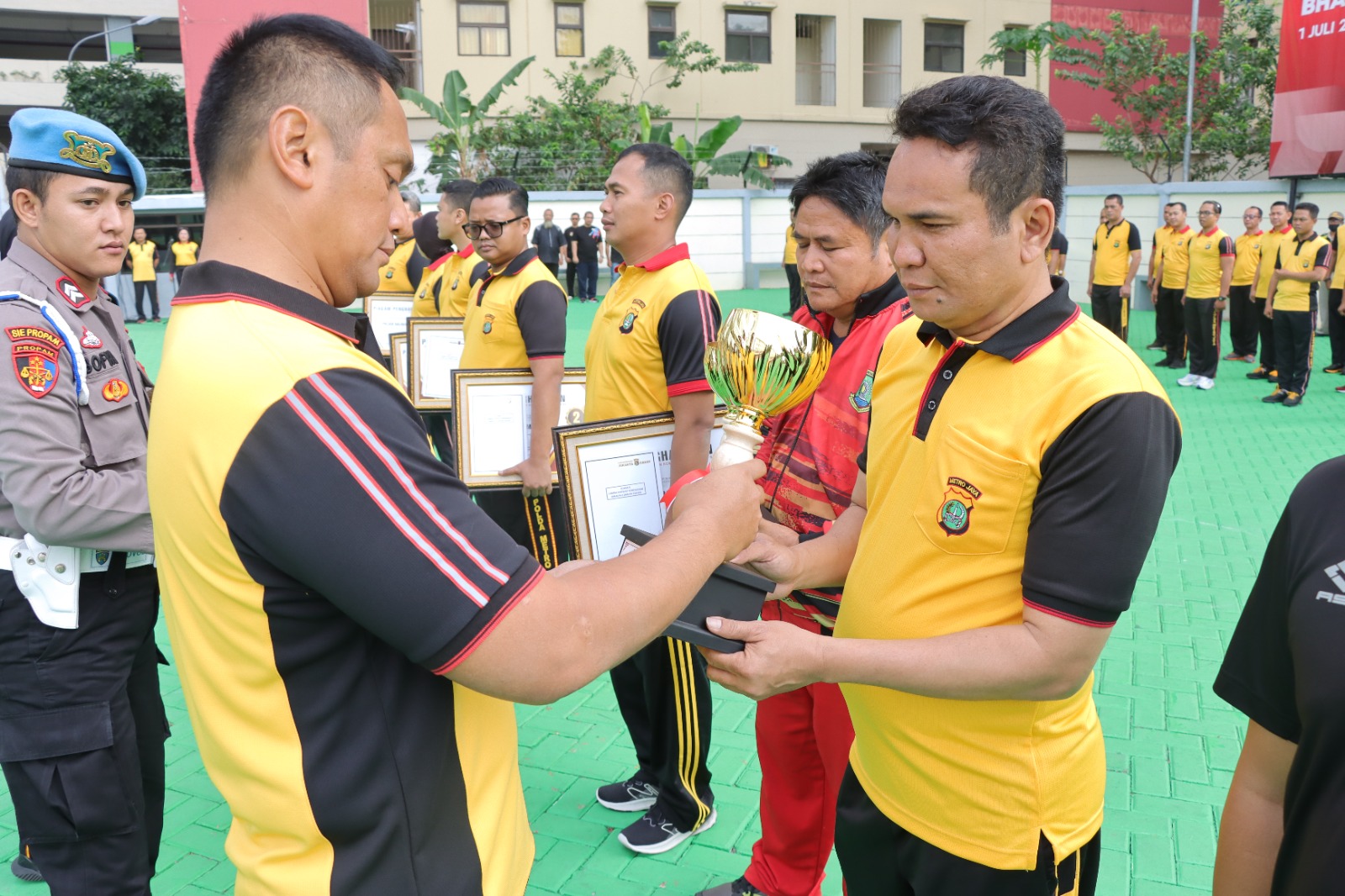 Kapolres Metro Jakarta Barat Serahkan Piala dan Piagam Perlombaan Meriahkan Hari Bhayangkara Ke-77