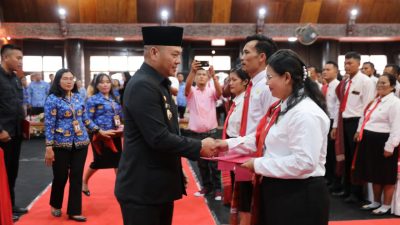 Bupati Taput Serahkan 828 SK PPPK Tenaga Guru Formasi Tahun 2022 di Lingkungan Pemerintah Kabupaten Tapanuli Utara