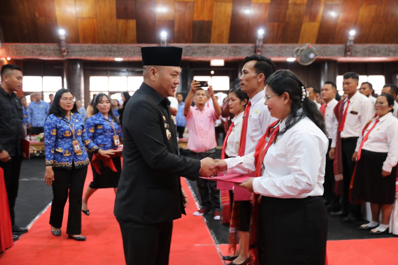 Bupati Taput Serahkan 828 SK PPPK Tenaga Guru Formasi Tahun 2022 di Lingkungan Pemerintah Kabupaten Tapanuli Utara