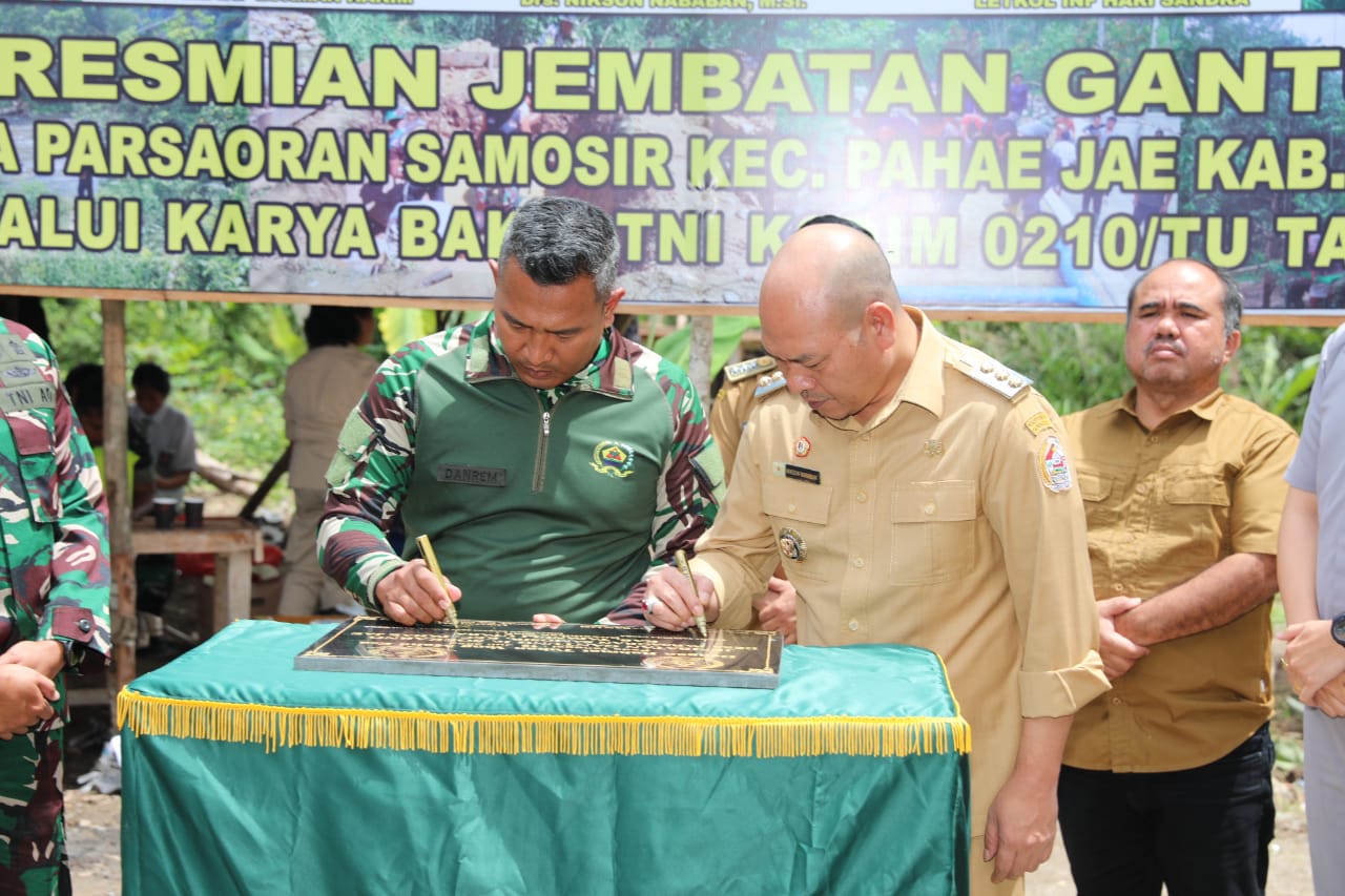 Bupati Taput Resmikan Jembatan Gantung Ir. Soekarno Aek Sarulla Kecamatan Pahae Jae