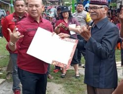 Bupati Taput Serahkan SK Pengakuan dan Perlindungan Masyarakat Hukum Adat Pansurbatu Kecamatan Adiankoting