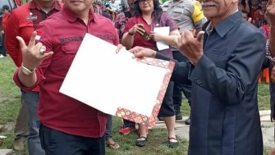 Bupati Taput Serahkan SK Pengakuan dan Perlindungan Masyarakat Hukum Adat Pansurbatu Kecamatan Adiankoting