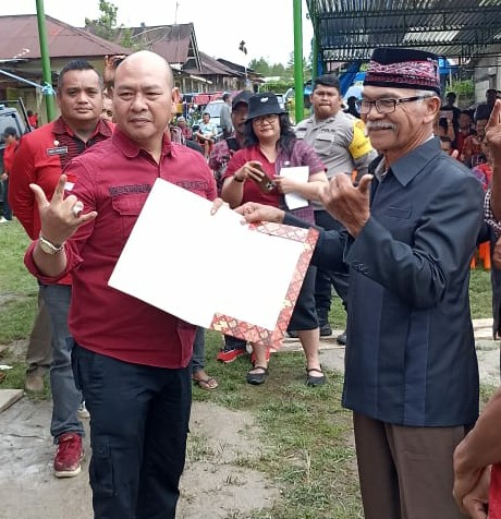 Bupati Taput Serahkan SK Pengakuan dan Perlindungan Masyarakat Hukum Adat Pansurbatu Kecamatan Adiankoting