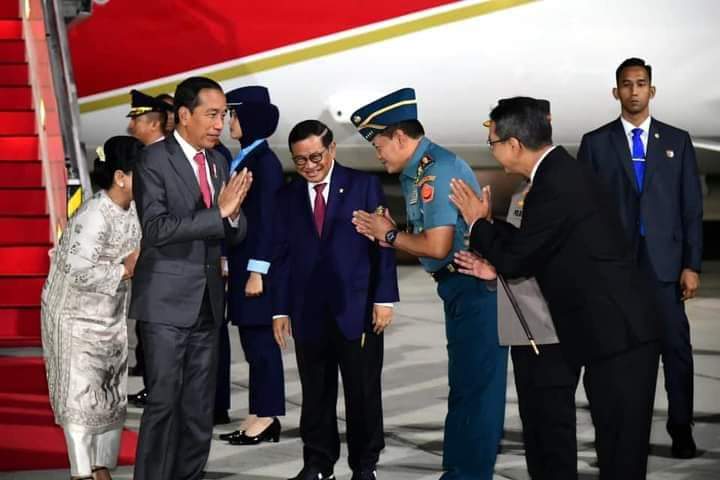 Presiden Joko Widodo dan Ibu Iriana Tiba di Tanah Air Usai Lawatan ke RRT