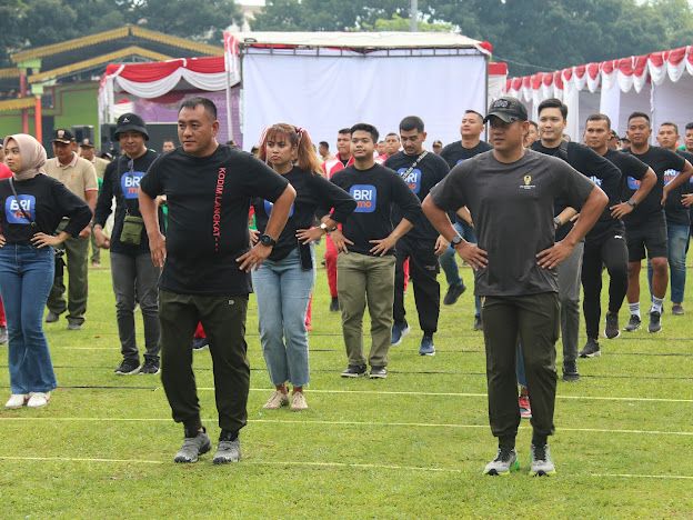 Menyambut HUT RI Ke-78, Yonif Raider 100/PS Bersama TNI Polri dan Unsur Forkopimda Gelar Olahraga Bersama