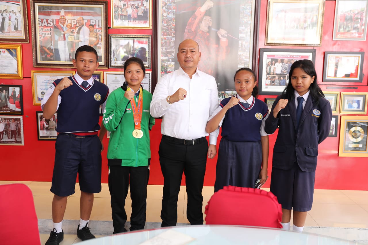 Bupati Taput Melaksanakan Audiensi Dengan Peserta Pemenang Olimpiade Sains Nasional Tingkat Provinsi dan Siswi Juara 1 Pekan Paralimpik Pelajar Nasional