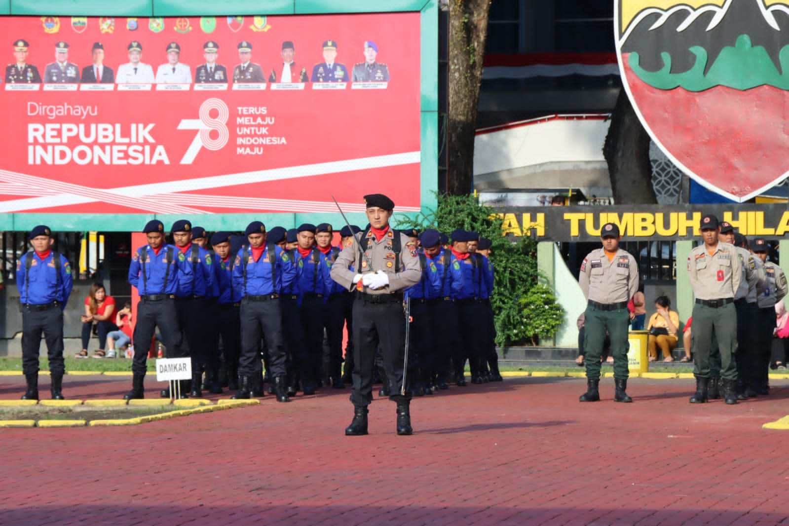 Kapolsek Medan Baru Dipercayakan Jadi Komandan Upacara Penurunan Bendera di HUT Kemerdekaan RI ke 78