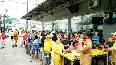 Usai Ditinjau Presiden, Masyarakat Mengular Beli Komoditas Bahan Pokok di Mobil Pasar Murah Keliling