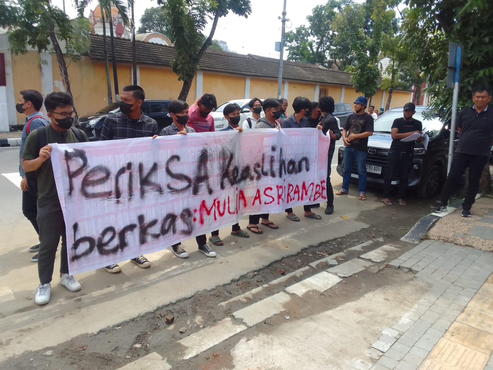 Massa Mahasiswa Gelar Aksi Damai Minta KPU Medan Batalkan Berkas Bacaleg Bayek