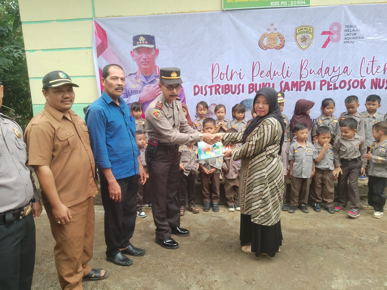 Polri Peduli Budaya Literasi, Polsek Sejajaran Polres Tebingtinggi Distribusikan Buku ke Sekolah