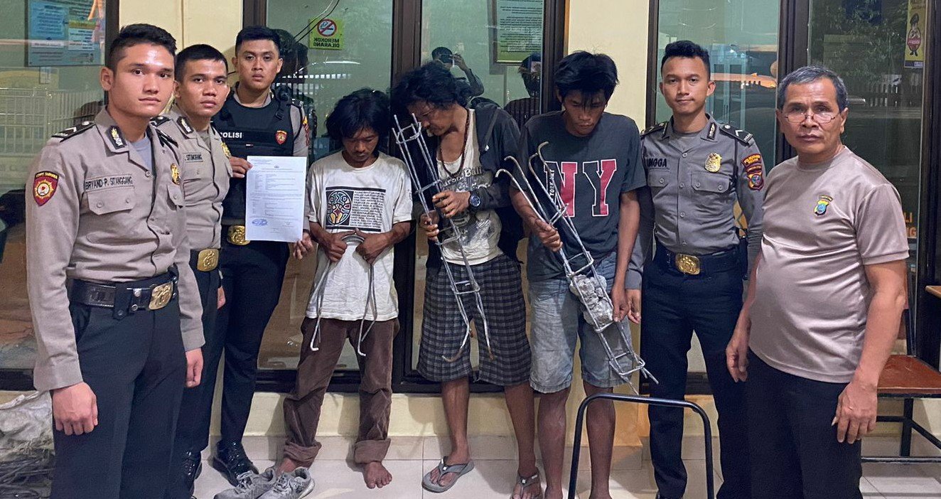 Tim Patroli Perintis Presisi Samapta Polrestabes Medan Bubarkan Kerumunan Suporter Sepakbola