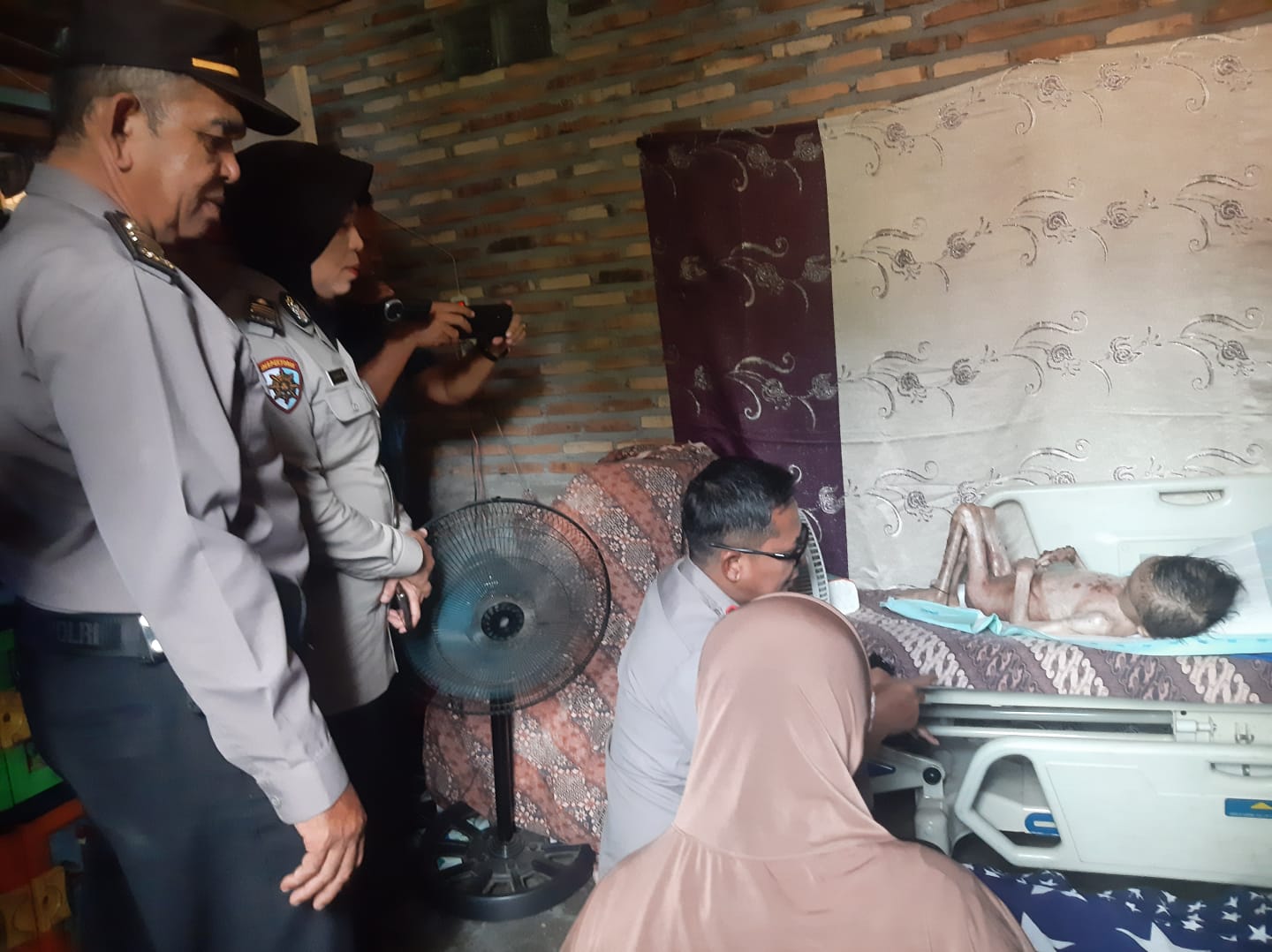 Balita Sakit Menahun, Kapolres Labusel Respon Cepat Bawa Berobat ke Rumah Sakit