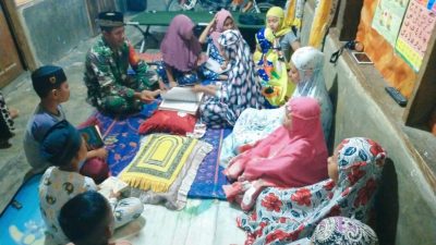 Tanamkan Akhlak Sejak Dini, Babinsa Ajarkan Mengaji Kepada Anak Anak Desa Timbang Lawan Kec Bahorok