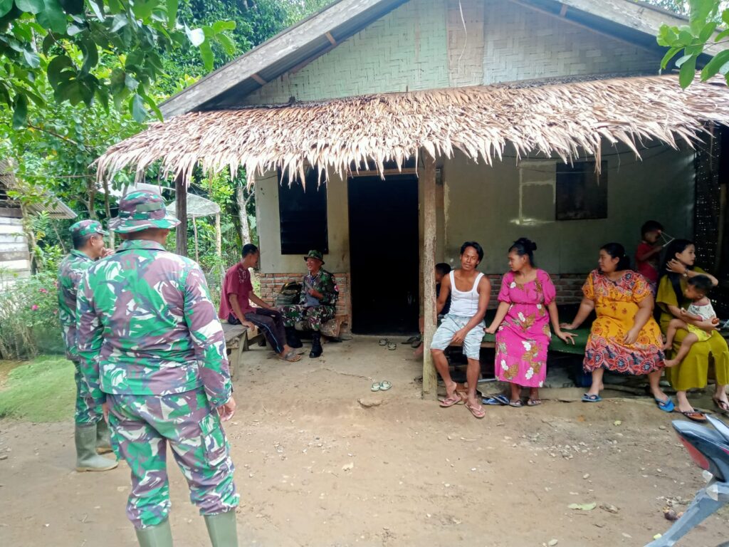 Peduli Masyarakat dan Wujudkan Pembangunan, TNI Door To Door Laksanakan Pengobatan Secara Gratis di Desa Timbang Lawan