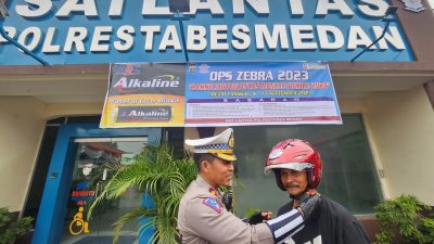 Gelar Operasi Zebra Toba 2023 Dimulai, Sat Lantas Polrestabes Medan Sosialisasi dan Bagikan Helm Kepada Parbetor