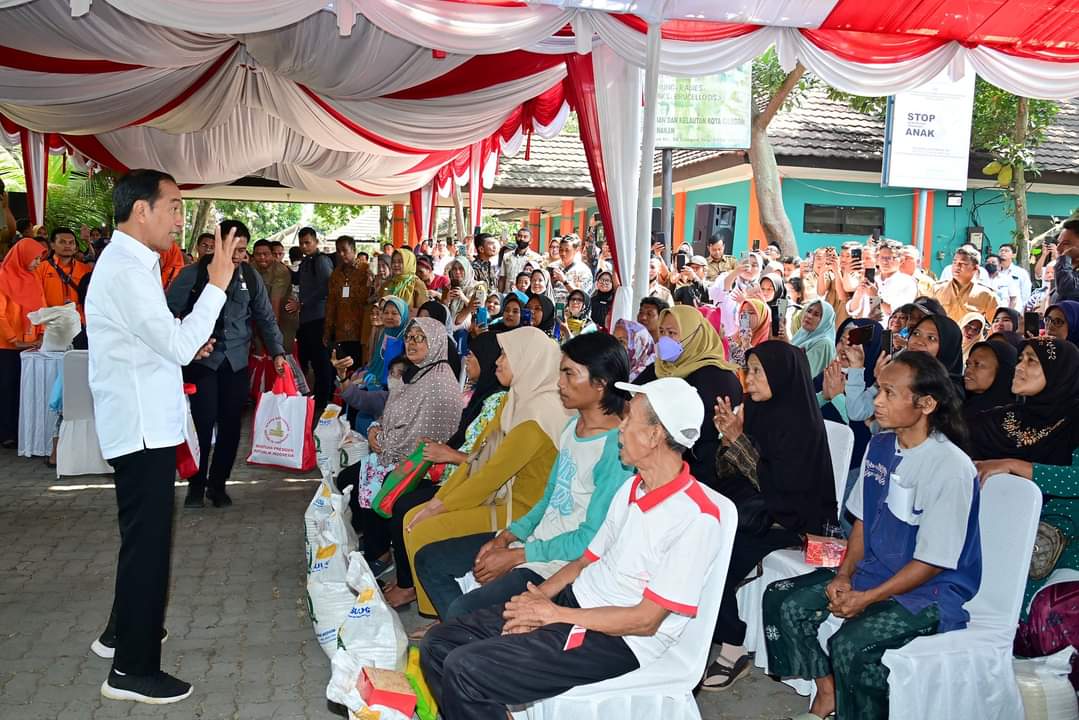 Presiden Jokowi Serahkan Bantuan Pangan Beras ke KPM di Cilegon