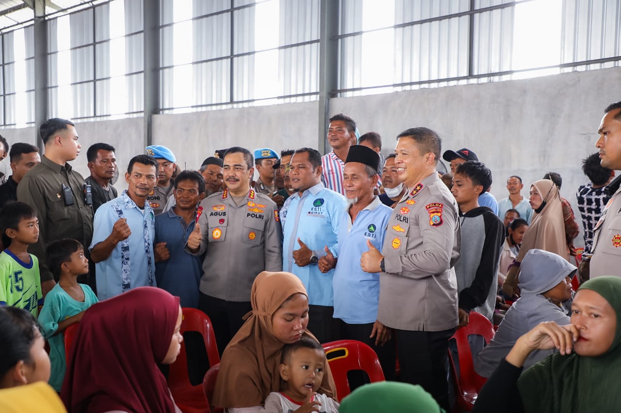 Wakapolri Salurkan 3.500 Paket Sembako Bakti Sosial Polri Untuk Negeri di Belawan