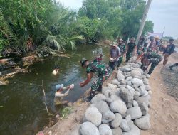 Buat Bronjong di Marelan, Satgas dan Warga Berjibaku Dibawah Terik Matahari