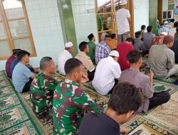 Sholat Jum’at Berjamaah, Personel Satgas Jalin Silaturahmi dan Tingkatkan Binter