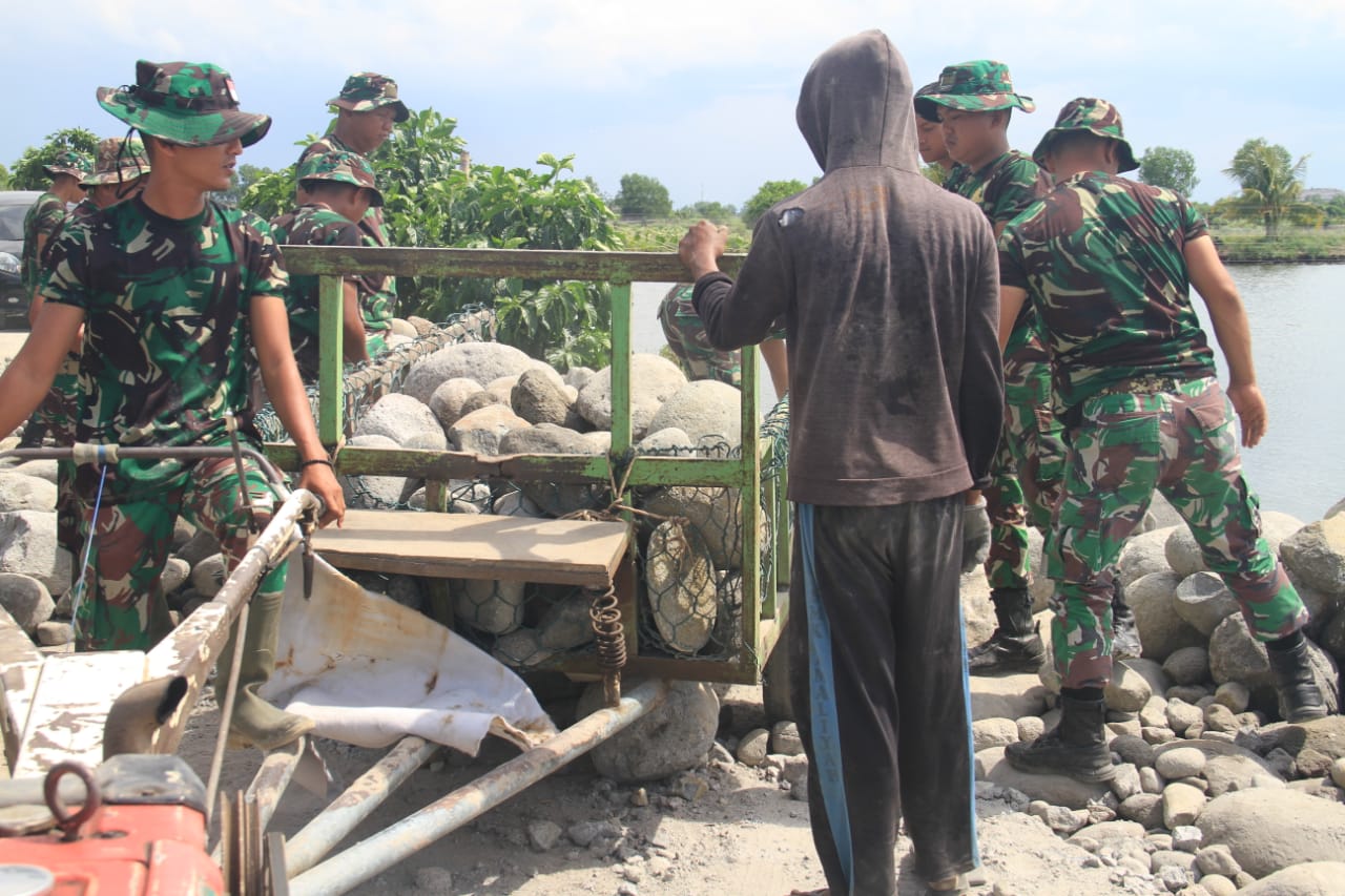 Cuaca Ekstrim Tidak Menyurutkan Satgas TMMD 118 Kodim 0201/Medan Tuntaskan Pengecoran Jalan