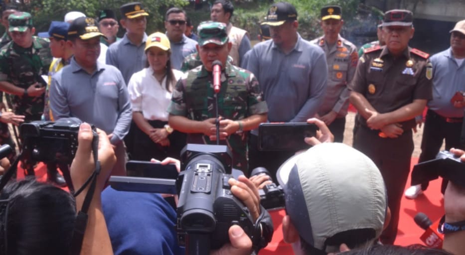 TNI AD Peduli Lingkungan, Walikota Bersama Dandim 0201/Medan Wujudkan Sungai Bersih Dari Sampah