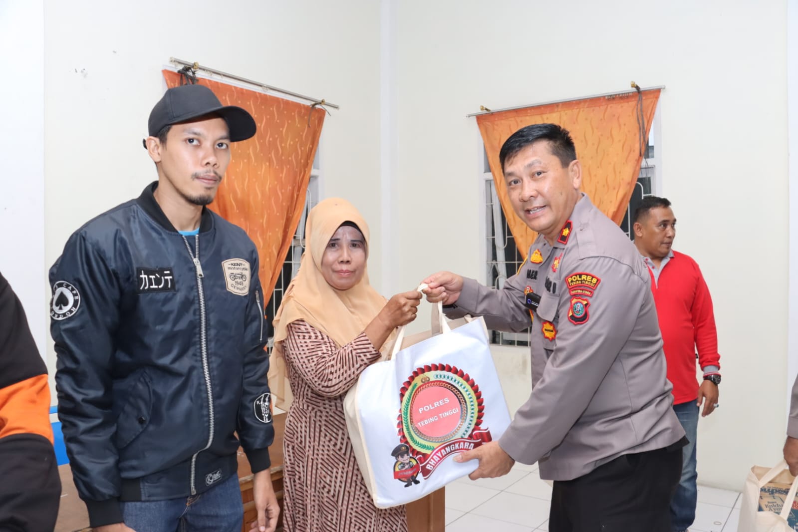 Polres Tebing Tinggi Berikan Bantuan Sosial Kepada 13 Warga Korban Bencana Kebakaran