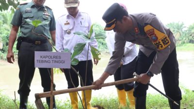 Kapolres Tebing Tinggi Pimpin Penanaman 10 Juta Pohon Bersama Polri