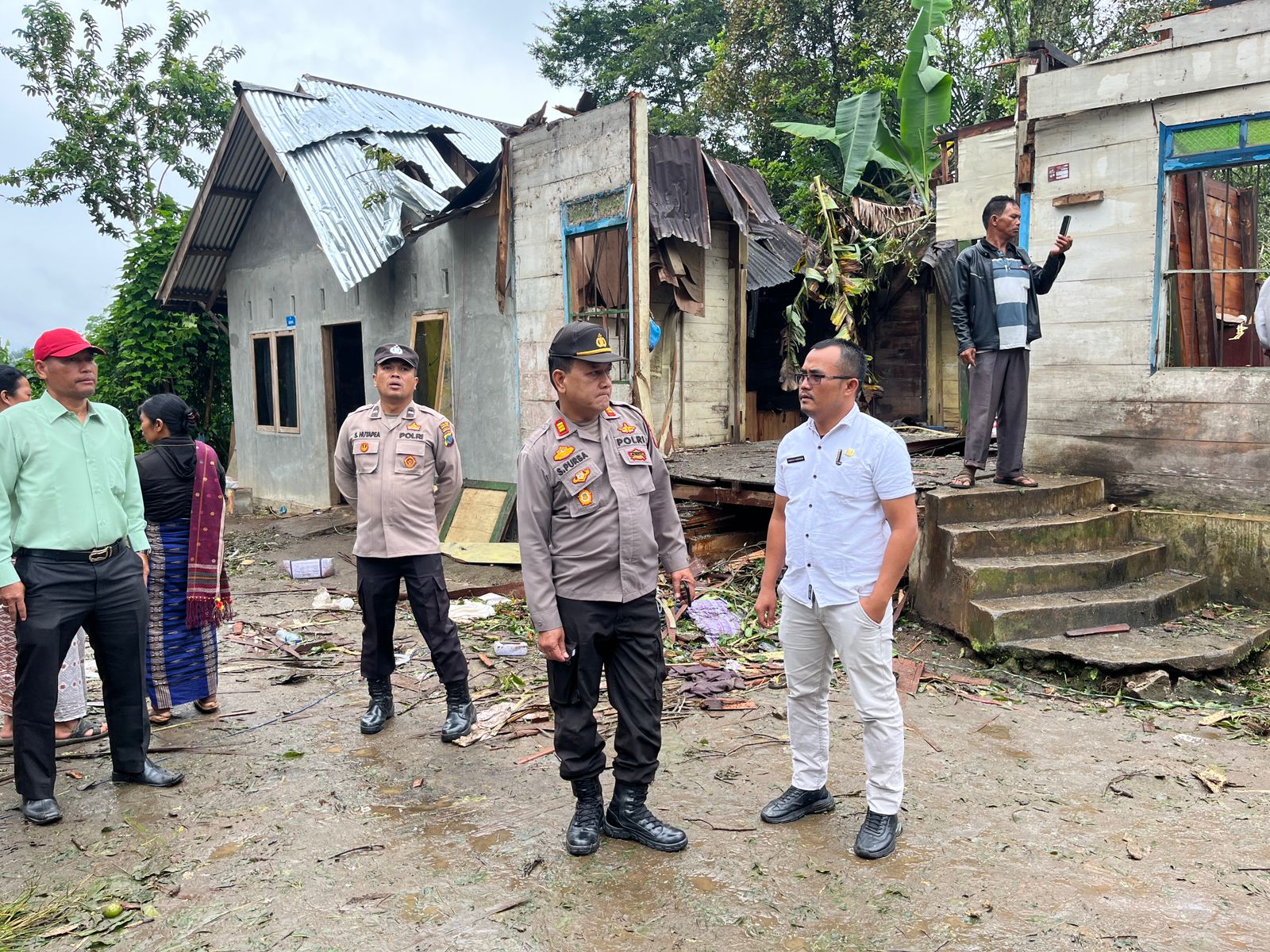 Pohon Kemiri Tumbang Akibat Puting Beliung, Timpa Rumah Warga, 1 Orang Tewas