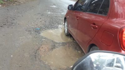 Jalan Rusak dan Berlubang di Jalan H.Anif Bahayakan Pengendara