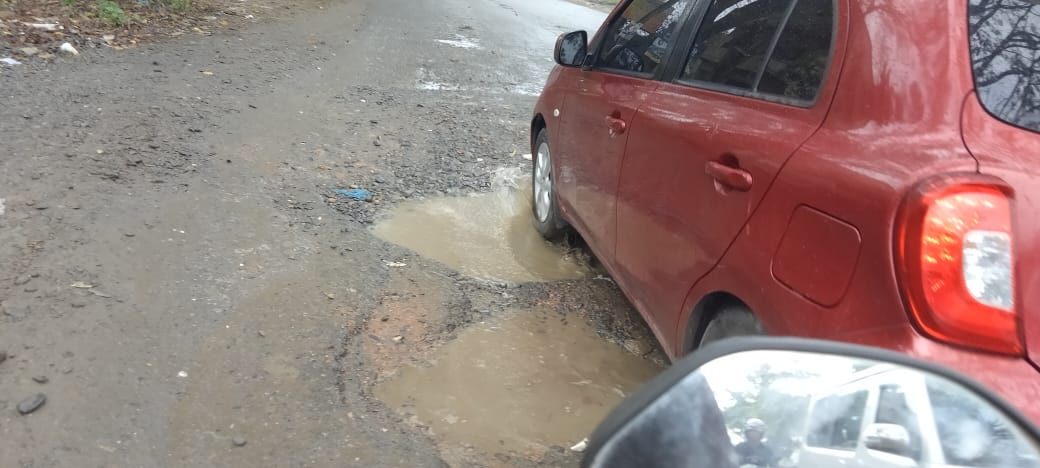 Jalan Rusak dan Berlubang di Jalan H.Anif Bahayakan Pengendara