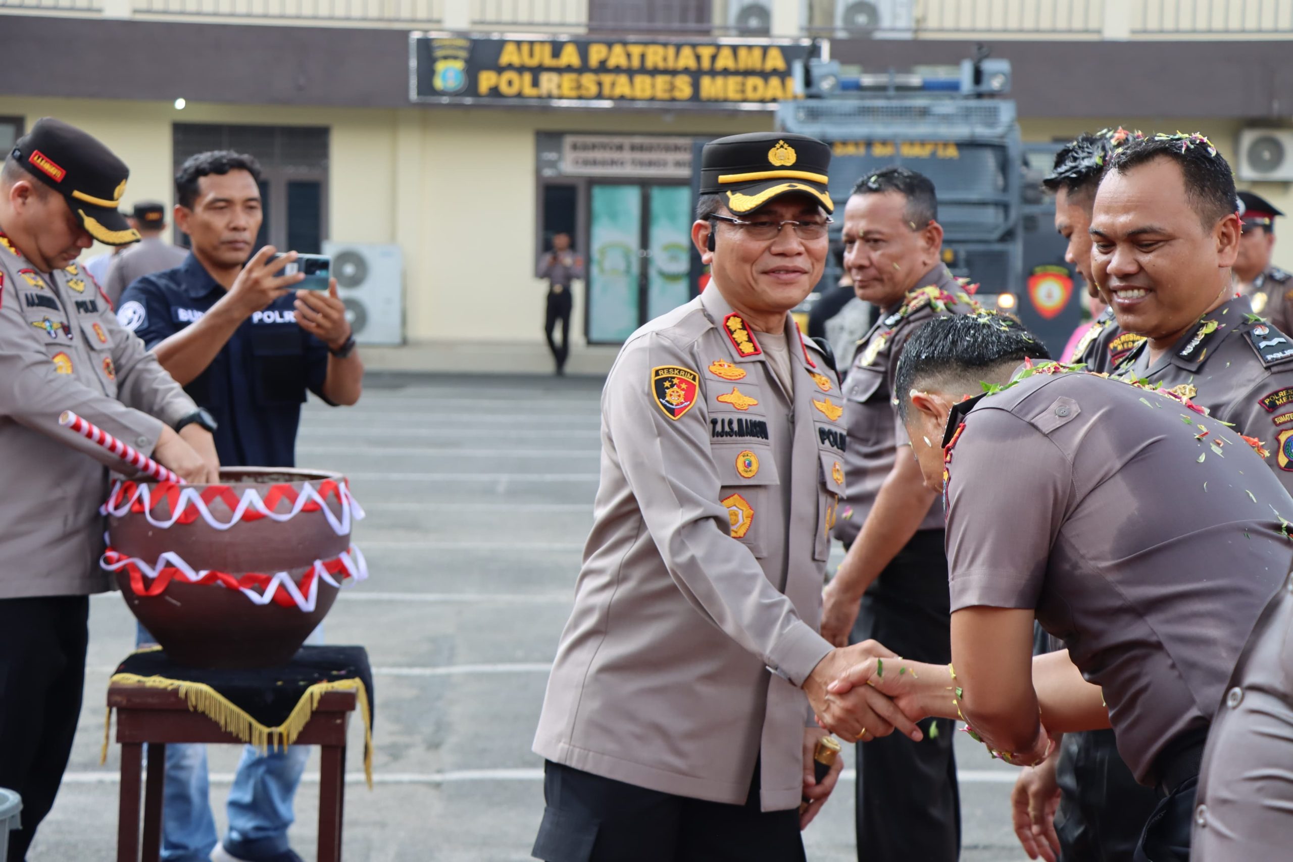 Kapolrestabes Medan Pimpin Upacara Korps Raport Kenaikan Pangkat 93 Personel