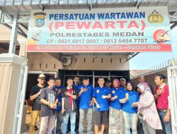 Pemasangan Plank Kantor Pewarta Jadi Momen Kebersamaan Para Wartawan di Sela Giat Rutin Jum’at Berkah