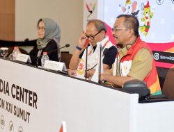 Atlet Legenda Bawa Api Obor Pada Open Ceremony PON XXI Wilayah Sumut