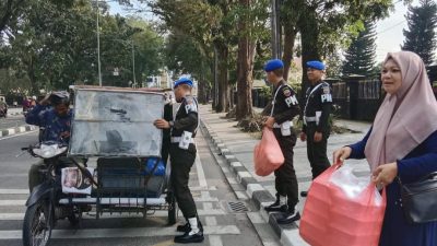 Denpom I/5 Medan Berbagi Kebahagiaan di Jumat Berkah, Sapa Warga Dengan Kepedulian