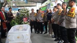 Kapolrestabes Medan Melayat ke Rumah Duka Orang Tua Kepala SPKT