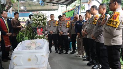 Kapolrestabes Medan Melayat ke Rumah Duka Orang Tua Kepala SPKT