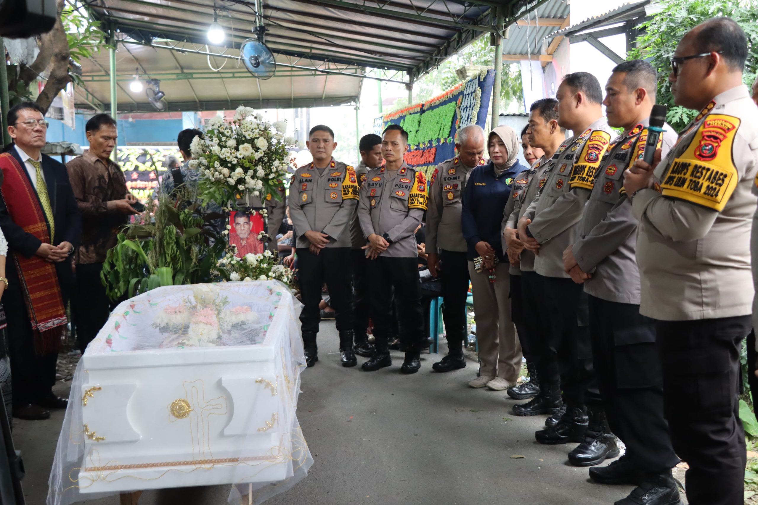 Kapolrestabes Medan Melayat ke Rumah Duka Orang Tua Kepala SPKT