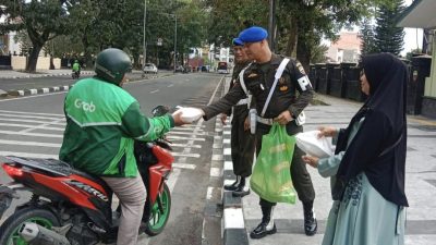 Awali Tahun Baru Dengan Berkah: Dandenpom I/5 Medan dan Ketua Persit KCK Bagikan Kebahagiaan