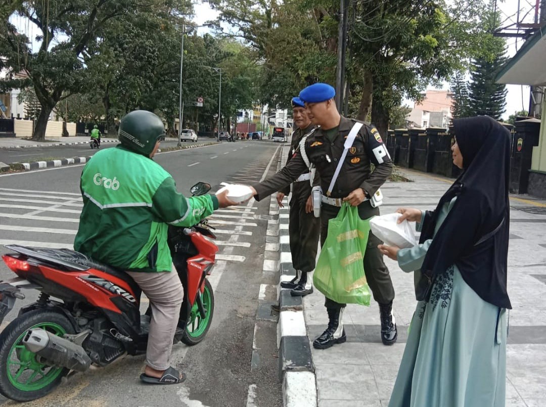 Awali Tahun Baru Dengan Berkah: Dandenpom I/5 Medan dan Ketua Persit KCK Bagikan Kebahagiaan