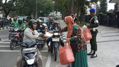 Giat Rutin Jumat Berkah Denpom I/5 Bersama Persit KCK Berikan Kebahagiaan Bagi Warga Membutuhkan