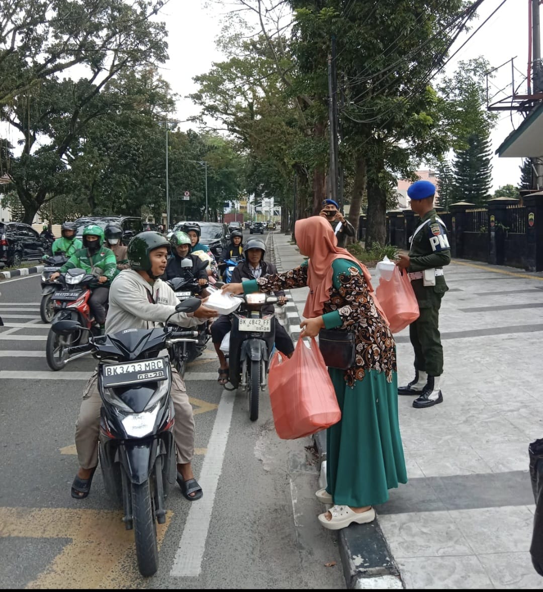 Giat Rutin Jumat Berkah Denpom I/5 Bersama Persit KCK Berikan Kebahagiaan Bagi Warga Membutuhkan